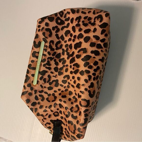 Steve Madden cheetah print make-up travel bag 6x9x6.5 - Picture 3 of 10